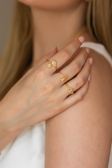 Joyería MANIKĀ en exhibición — collares y anillos
