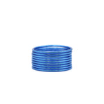 Pila de pulseras lisas azules sobre fondo blanco.