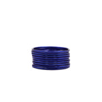 Pila de pulseras lisas azul oscuro sobre fondo blanco.