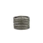 Pulseras en tono gris oscuro con detalles brillantes apiladas sobre fondo blanco.