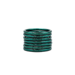 Pila de pulseras verdes lisas sobre fondo blanco.