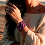 Muñeca con pulseras moradas.