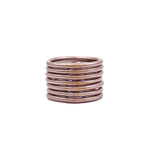 Pila de pulseras lisas en tonos rosa y malva.