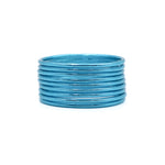 Pila de pulseras lisas azul cielo sobre fondo blanco.