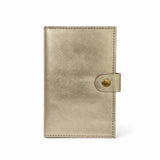 Interior de cartera MANIKĀ de piel vacuna metalizada dorada, con ranuras para tarjetas y la frase "la gratitud es la semilla de la abundancia" grabada