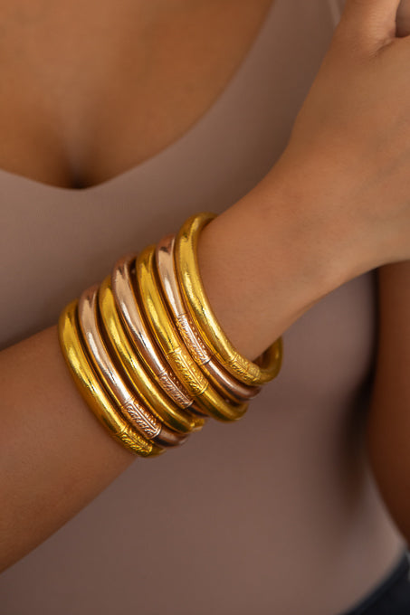 Fundadora de MANIKĀ Joyería con pulseras de intención
