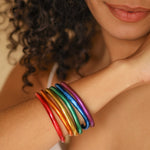 Pulseras Mix & Match Pride MANIKĀ en rojo, naranja, dorado, verde, azul y morado, set de oro 22k para la comunidad LGBT+