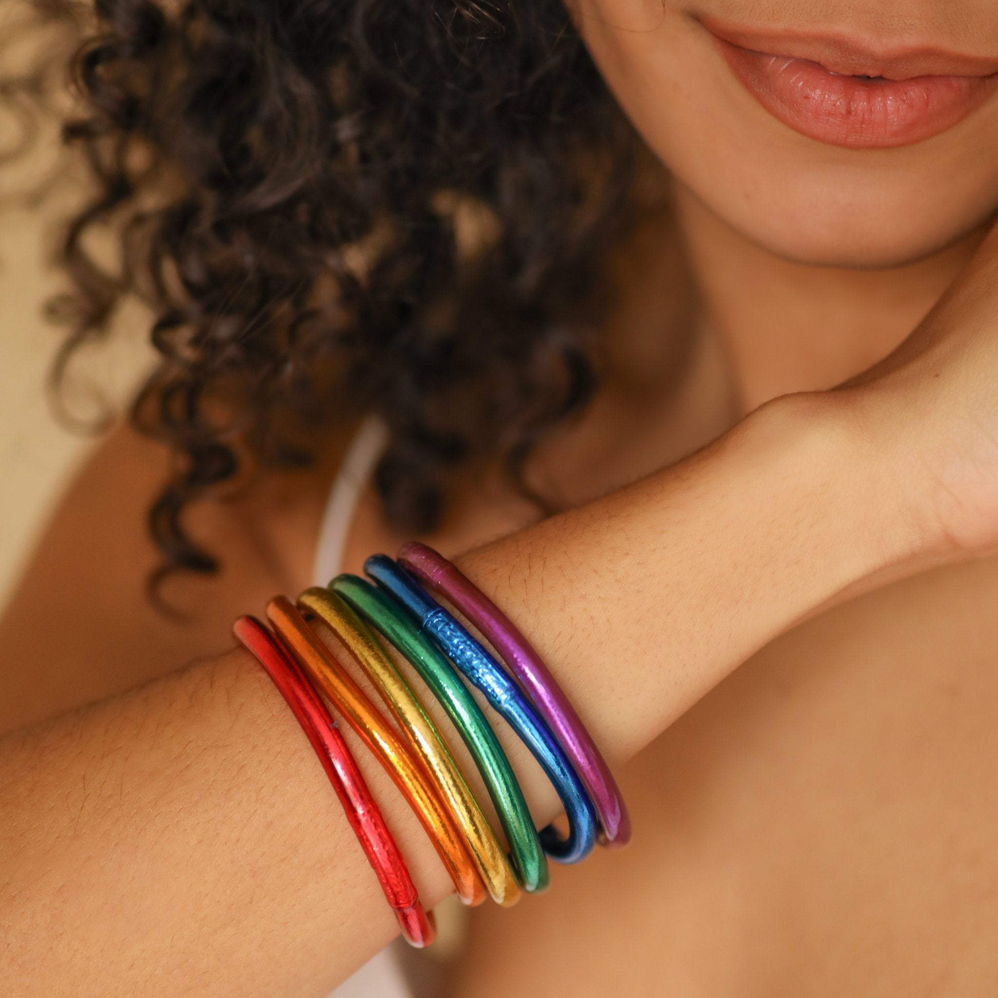Pulseras Mix & Match Pride MANIKĀ en rojo, naranja, dorado, verde, azul y morado, set de oro 22k para la comunidad LGBT+