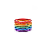 Set de 6 pulseras Pride MANIKĀ en colores del arcoíris, hoja de oro de 22 kilates encapsulada en silicón